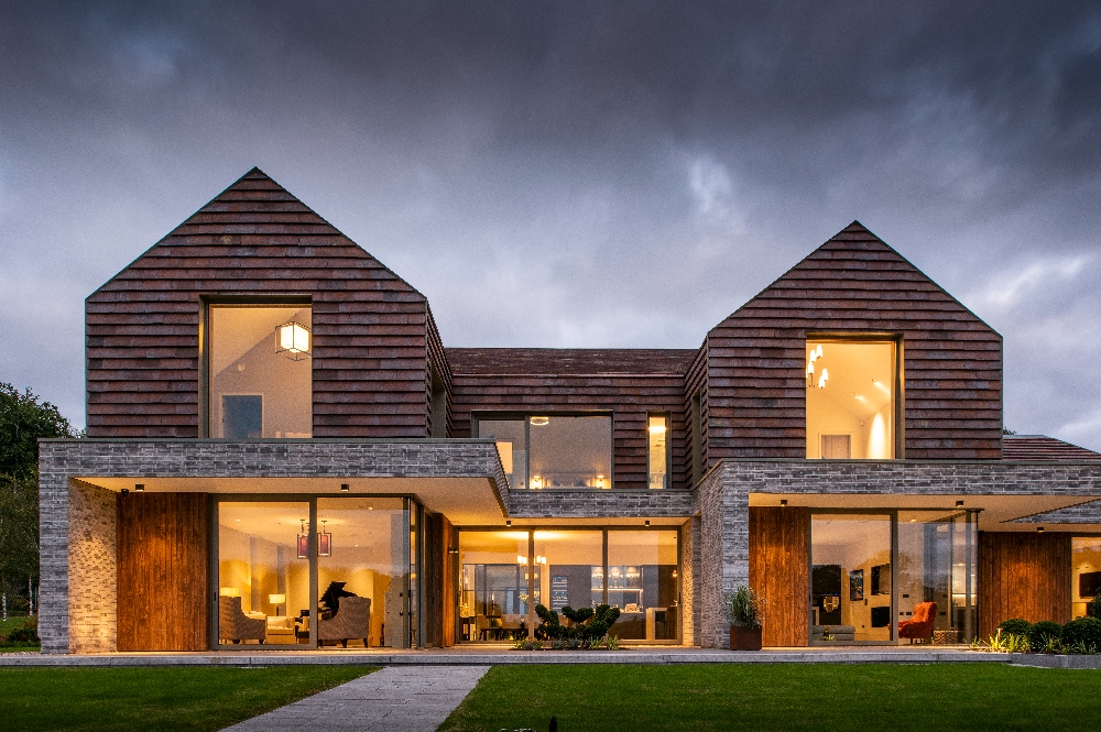 Modern Barn-Style Home by the Lake | A Striking Contemporary Family Retreat